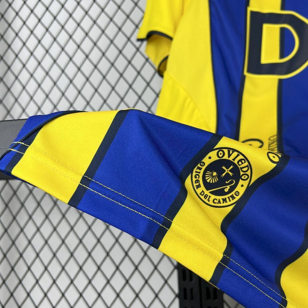 Equipación visitante del Oviedo 2025/2026
